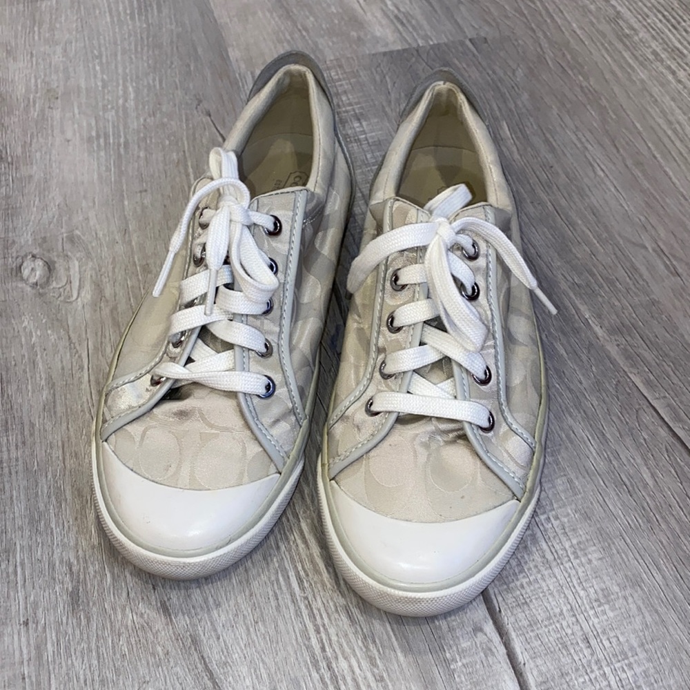 Coach - Barrett Signature style mint sneakers! Leather trim and pretty cool 😎
